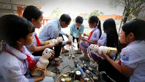 L’art des marionnettes sur l’eau de Nguyen Xa trouve un nouveau souffle à l’école