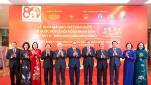 Le président de l’Assemblée nationale Trân Thanh Mân et d'autres dirigeants de haut rang à la cérémonie. Photo: Daibieunhandan.