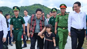 Da Nang : le PM Pham Minh Chinh assiste au lancement de la construction d’une école dans une commune frontalière 