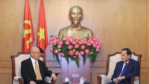 Tran Luu Quang (à droite), secrétaire du Comité central du Parti communiste du Vietnam (PCV) et président de sa Commission des politiques et stratégies, reçoit Takebe Tsutomu, conseiller spécial de l'Alliance d'amitié parlementaire Japon-Vietnam. Photo : VNA.
