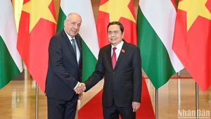 Le président de l'Assemblée nationale du Vietnam, Tran Thanh Man (à droite) et le président hongrois Sulyok Tamas, le 28 mai 2025, à Hanoï. Photo : NDEL.