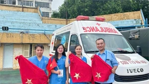 L’équipe du Centre d’urgence 115 assure la garde médicale au stade Hang Day. Photo : Magazine Gia đinh Viet Nam (Famille vietnamienne).