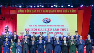 Le secrétaire général To Lam, les dirigeants du Parti et de l'État, ainsi que les délégués présents au congrès. Photo : NDEL.