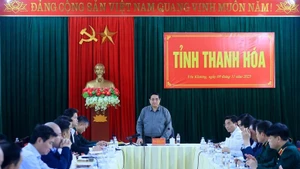 Le Premier ministre Pham Minh Chinh prend la parole lors de la séance de travail. Photo : NDEL.