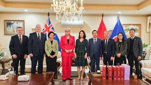 La gouverneure générale d’Australie, Sam Mostyn pose pour une photo avec l’ambassadeur Pham Hung Tam et les consuls généraux du Vietnam à Sydney et à Perth. Photo : Ambassade du Vietnam en Australie.