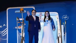 Le Premier ministre vietnamien Pham Minh Chinh et son épouse sont rentrés à Hanoï. Photo : VNA.