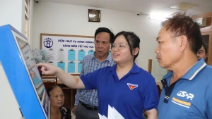 Les membres de l'Union des jeunes de la commune de Bat Trang aident les habitants au guichet de services administratifs publics de la commune. Photo : Phuong Loc. 