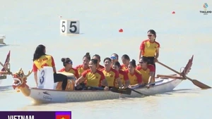 L'équipe féminine vietnamienne de bateau-dragon remporte la médaille d'or de la course de 200 m à 10 personnes aux SEA Games 33. Photo : The thao Viet Nam.
