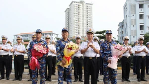 Un responsable de la 2 Région navale offre des fleurs à la flotte pour la féliciter d'avoir mené à bien sa mission. Photo : NDEL.