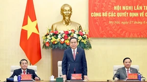 Le président de l’Assemblée nationale, Trân Thanh Mân (au centre), prend la parole lors de la conférence, à Hanoï, le 27 juin. Photo : VNA.