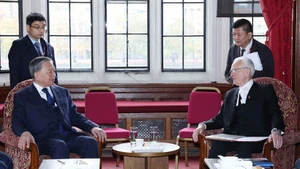 Le secrétaire général du Parti communiste du Vietnam (PCV), To Lam (à gauche), et le président de la Chambre des Lords du Royaume-Uni, John McFall (baron McFall d’Alcluith). Photo : VNA.
