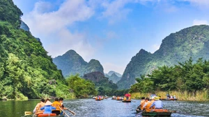 Des visiteurs découvrent la beauté naturelle en barque, dans le cadre d’un tourisme durable et respectueux de l’environnement. Photo d'illustration/Vietjetair.
