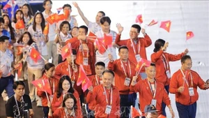 La délégation sportive vietnamienne lors de la cérémonie de clôture des 33èmes Jeux d'Asie du Sud-Est. Photo : VNA.