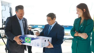 Le Premier ministre Pham Minh Chinh signe sur le premier lot de bœuf brésilien exporté vers le Vietnam. Photo : VNA.