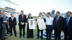 Le Premier ministre vietnamien Pham Minh Chinh et son épouse reçoivent un maillot officiel du club Vasco da Gama. Photo : VNA.
