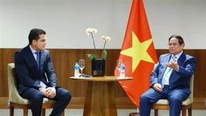 Le Premier ministre Pham Minh Chinh et un représentant du groupe JBS. Photo : VNA.