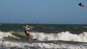 Des touristes internationaux font du kitesurf sur la plage de Mui Ne, au Centre du Vietnam. Photo : VNA.