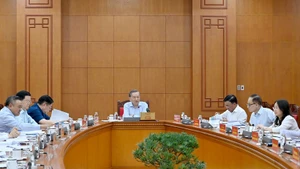 Le secrétaire général du Parti communiste du Vietnam (PCV), To Lam, travaille avec le Comité central de pilotage des célébrations des grandes fêtes nationales et des événements historiques importants pour 2023-2025. Photo : NDEL.