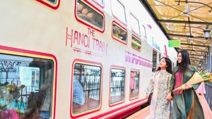 Les voyageurs enthousiastes à bord du train touristique « Cinq portes de Hanoï ». Photo : NDEL.