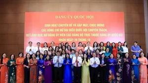 Le président de l’Assemblée nationale du Vietnam, Tran Thanh Man et les députées à temps plein, les dirigeantes ainsi que les membres féminines des organisations du Parti relevant du Comité du Parti de l’AN. Photo : VNA.