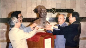 Au terme d’un long parcours, le buste du Président Hô Chi Minh, sculpté par un célèbre artiste congolais, a été installé au Musée Hô Chi Minh, près du Mausolée du Président, le 2 janvier 1996. Photo fournie par l’ambassadeur Tran Tam Giap.