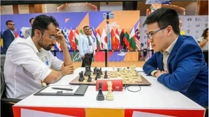 Le grand maître vietnamien Lê Quang Liêm tient tête à l’Indien Karthik Venkataraman lors de la première rencontre de la 4e ronde de la Coupe du monde d’échecs FIDE. Photo : FIDE.