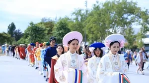Défilé de costumes vietnamiens sur la place Glotin, à Lorient. Photo : Comité d'organisation.
