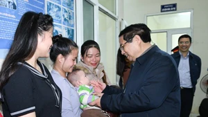 Le Premier ministre Pham Minh Chinh se rend au centre de santé communal de Yen Khuong. Photo : NDEL.