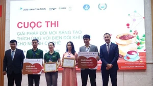 Remise des prix du concours « Solutions innovantes d’adaptation au changement climatique pour le secteur du café ». Photo : Comité d’organisation.