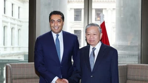 Le secrétaire général du Parti communiste du Vietnam, To Lam (à droite) et le directeur général de Standard Chartered Bank, Saif Malik. Photo : VNA.