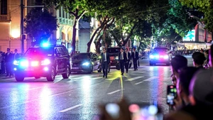 La garde rapprochée a organisé un exercice de simulation pour protéger des personnalités face à une attaque terroriste fictive, attirant des milliers de curieux massés des deux côtés de la rue. Photo : NDEL.