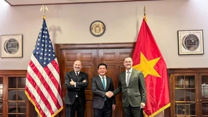 Le ministre de l’Industrie et du Commerce, Nguyen Hong Dien, négociateur en chef du gouvernement (milieu), le secrétaire américain au Commerce, Howard Lutnick (gauche) et l'ambassadeur Jamieson Greer, représentant américain au Commerce (droite). Photo : VNA.