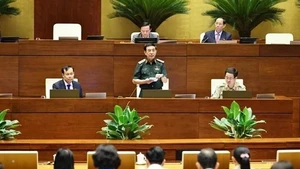 Le ministre de la Défense, Phan Van Giang, clarifie plusieurs points soulevés par les députés de l'Assemblée nationale. Photo : VNA.