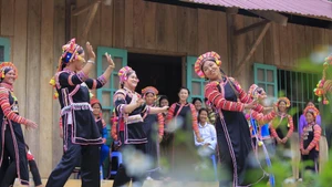 Des femmes de l’ethnie La Hu, dans le district de Muong Te (province de Lai Chau), exécutent une danse traditionnelle propre à leur culture. Photo : VNP.