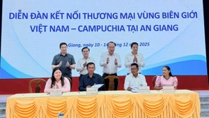 Cérémonie de signature de l'accord de coopération entre entreprises vietnamiennes et cambodgiennes. Photo : Congthuong.