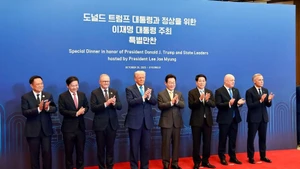 Le président vietnamien Luong Cuong (troisième, à droite) et les dirigeants des économies membres de l'APEC. Photo : QDND.