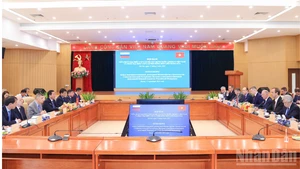 Lors de l’entretien entre le ministre Tran Hong Minh et l’assistant du président, également président du Conseil maritime de la Fédération de Russie, Nikolai Platonovich Patrushev. Photo : NDEL.