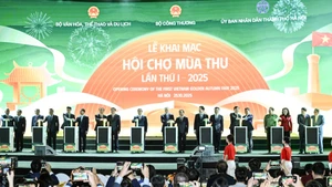 [En images] Le Premier ministre Pham Minh Chinh à la cérémonie d’ouverture de la première Foire d’Automne 2025