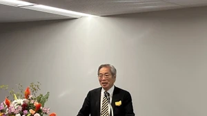 Le professeur Yuji Suzuki, président de la Fédération nationale des associations pour l’UNESCO au Japon et secrétaire général de la Fédération Asie-Pacifique des clubs et associations UNESCO (AFUCA) s’exprime lors du séminaire. Photo : VNA.