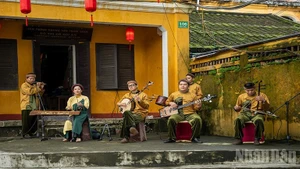 Les spectacles artistiques prennent place au cœur de la vieille ville de Hoi An, (au Centre) du Vietnam. 