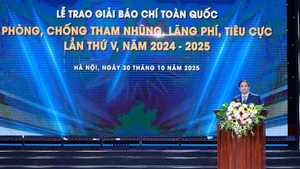 Le Premier ministre Pham Minh Chinh à la cérémonie de remise du 5e Prix journalistique national contre la corruption, le gaspillage et les pratiques malsaines (2024–2025). Photo : VNA.