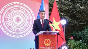 L'ambassadeur du Vietnam en République tchèque Duong Hoai Nam s'exprime lors de l'événement. Photo : VOV.
