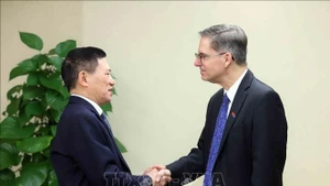 Le vice-Premier ministre Hô Duc Phoc (gauche) et le vice-président de la Banque mondiale (BM) pour l'Asie de l'Est et le Pacifique, Carlos Felipe Jaramillo. Photo : VNA.