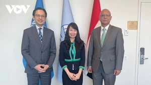 L’ambassadeur Do Hung Viet, la candidate du Vietnam à la Cour internationale du droit de la mer (TIDM), et l’ambassadeur d’Iraq. Photo : VOV.