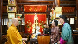 Mme Nguyen Thi Minh Nguyet, épouse du président Luong Cuong, et la Reine du Bhoutan, Jetsun Pema Wangchuck, rencontrent le Très vénérable Thich Thanh Nha, abbé de la pagode Tran Quoc. Photo : NDEL.