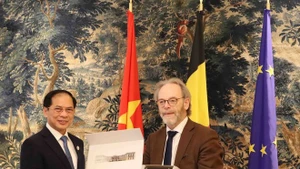 Le vice-Premier ministre vietnamien Bui Thanh Son (gauche) et le président de la Chambre des représentants de Belgique, Peter De Roover. Photo: VNA.
