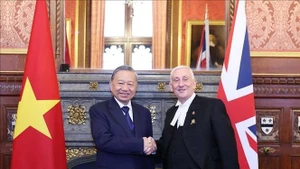 Le secrétaire général du Parti communiste du Vietnam, To Lam (à gauche) et le président de la Chambre des communes Lindsay Hoyle. Photo : VNA.