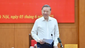 Le secrétaire général du Parti communiste du Vietnam, To Lam s'exprime lors de la réunion. Photo : NDEL.