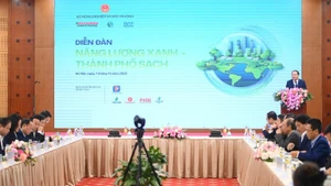 Vue d’ensemble du forum « Énergie verte – villes propres » organisé par le ministère de l’Agriculture et de l’Environnement. Photo : nhandan.vn