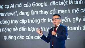 Le journaliste Le Quoc Minh s’exprime lors du 2e Forum national de la presse 2025. Photo : NDEL.